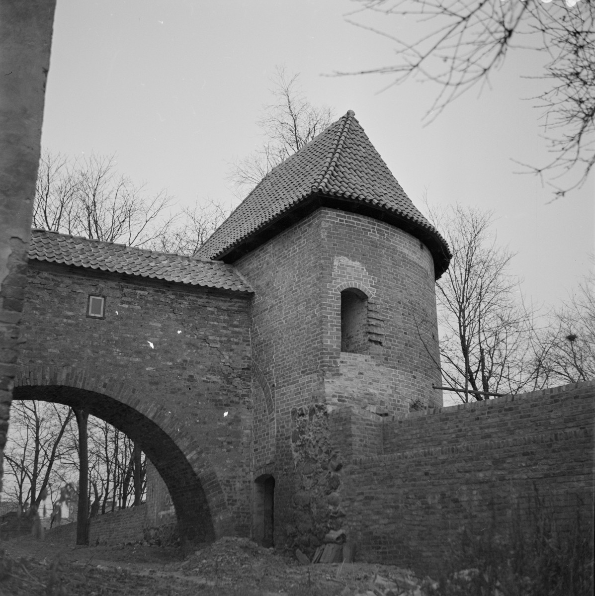 zamek biskupi - baszta, skan 1