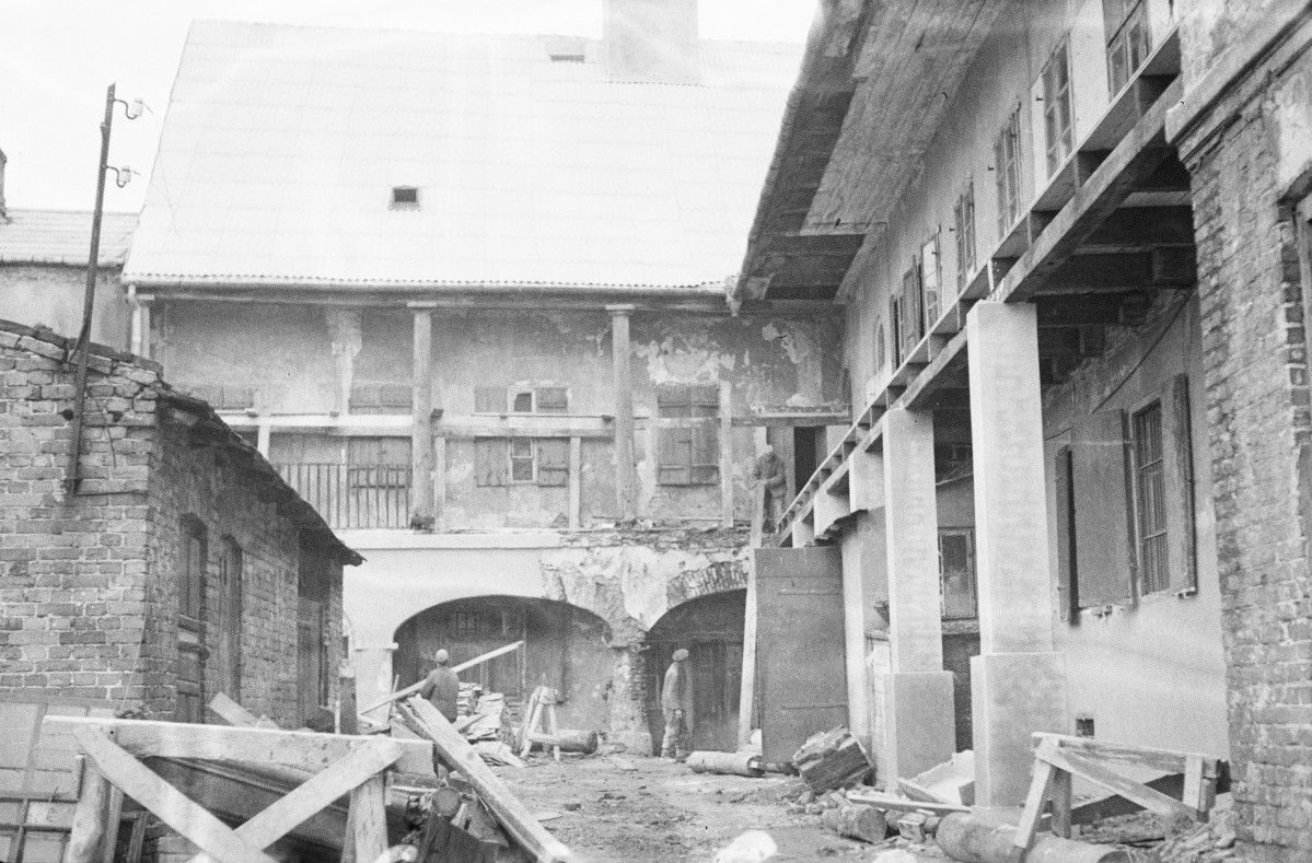 kamienica - dziedziniec, remont i robotnicy, skan 1
