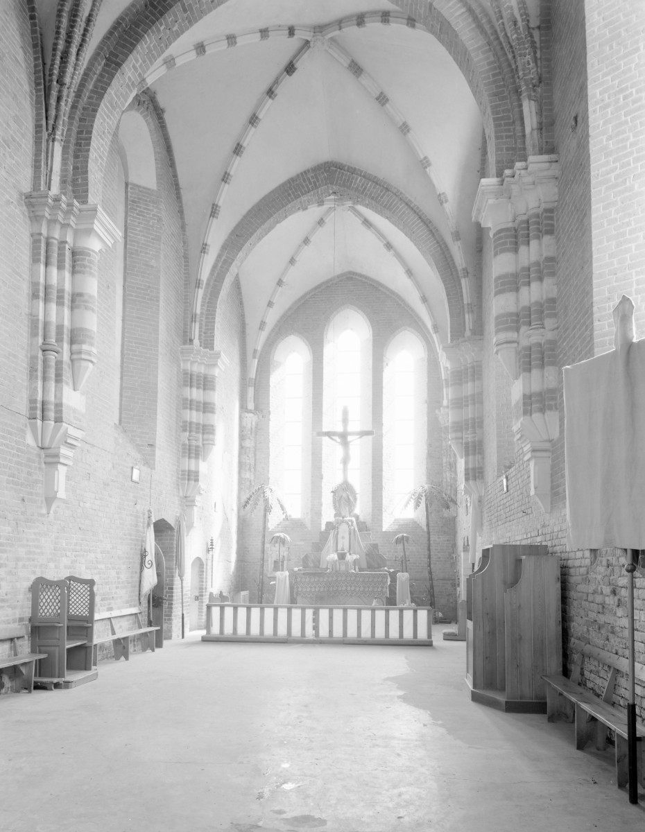 kościół, ob. filialny pw. św. Jana Chrzciciela - wnętrze: widok na prezbiterium, skan 1