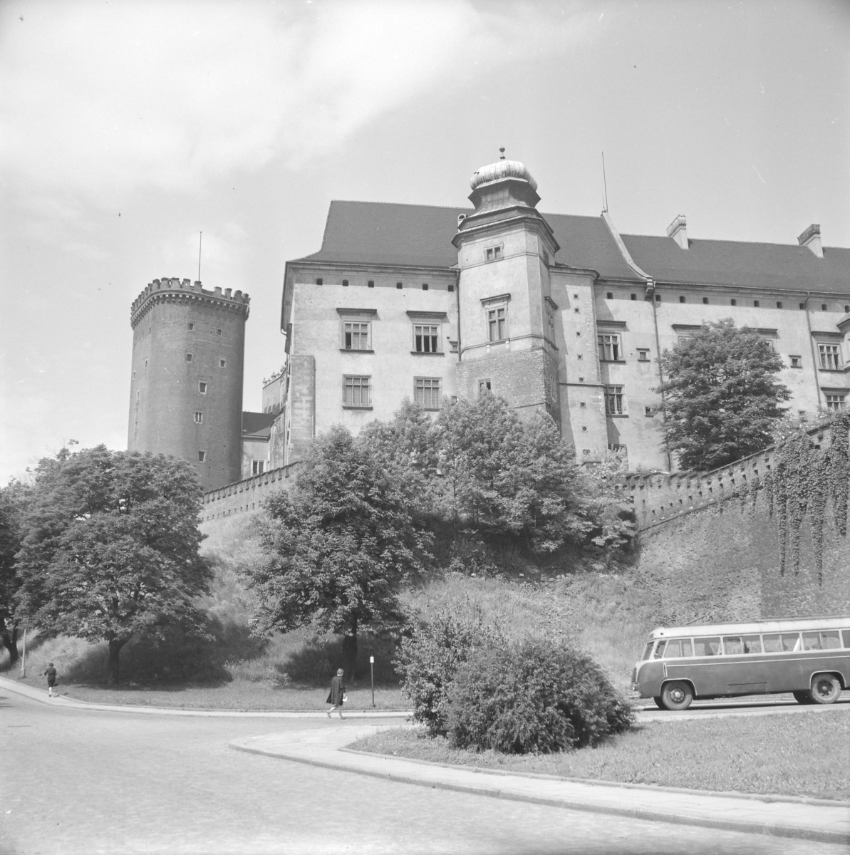 zespół Wzgórza Wawelskiego - Zamek Królewski na Wawelu - wieża Jordanka oraz baszta Sendomierska - widok od południowego - wschodu, skan 1