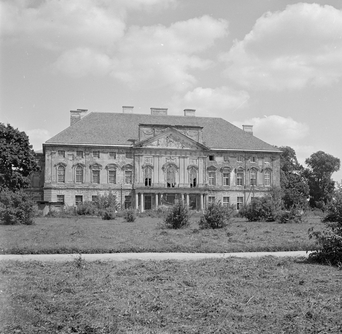 pałac Sanguszków - elewacja frontowa, skan 1