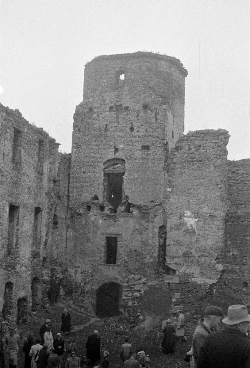 zamek - dziedziniec, skan 1