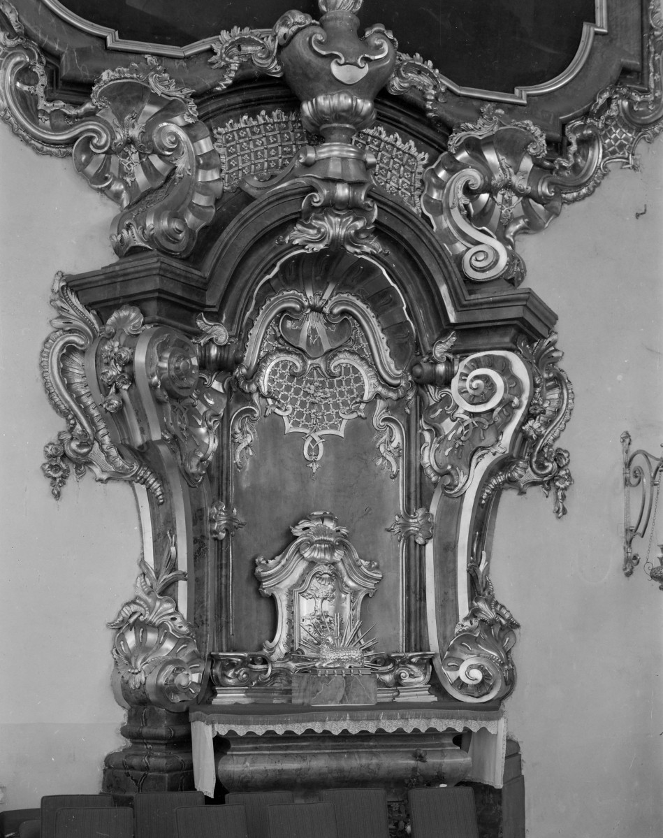 sanktuarium św. Jadwigi Śląskiej - kościół: dekoracja, płaskorzeźba w prezbiterium z ołtarzykiem, skan 1