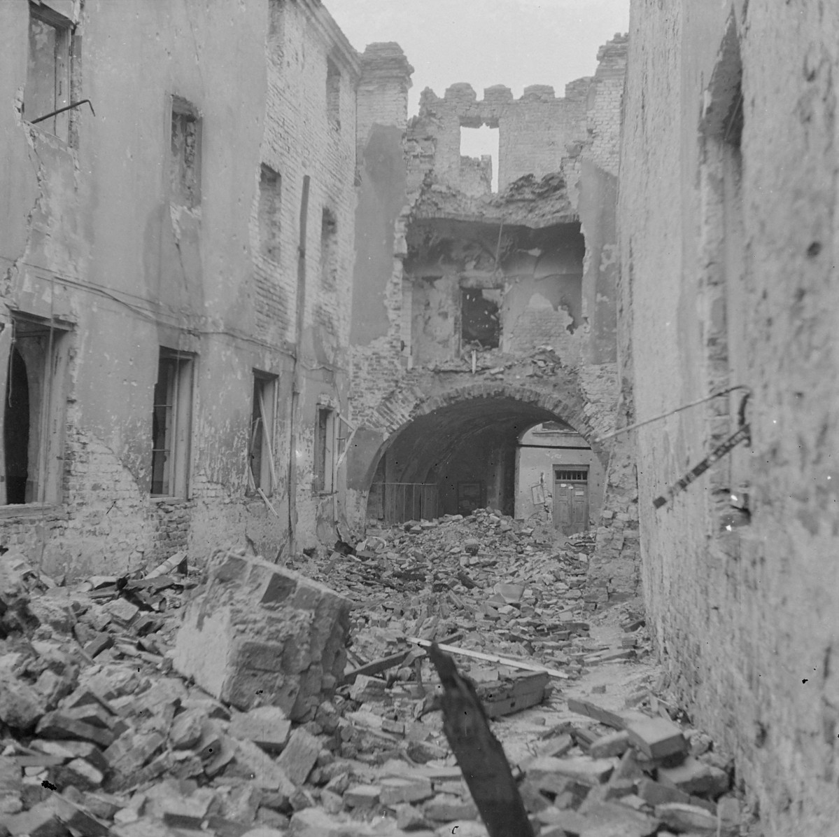 Zniszczony kościół pw. św. Marcina. Fragment ruin od strony dziedzińca. Gruzowisko., skan 1