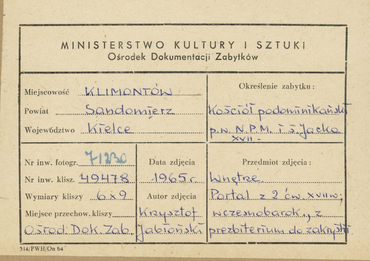 Zespół klasztorny - kościół, wnętrze, portal z prezbiterium do zakrystii - metryczka, skan 1