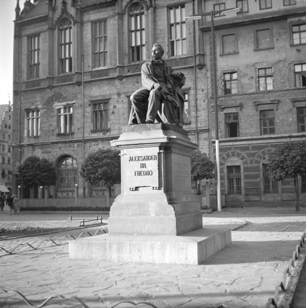 Pomnik Aleksandra Fredry. Widok ogólny., skan 1
