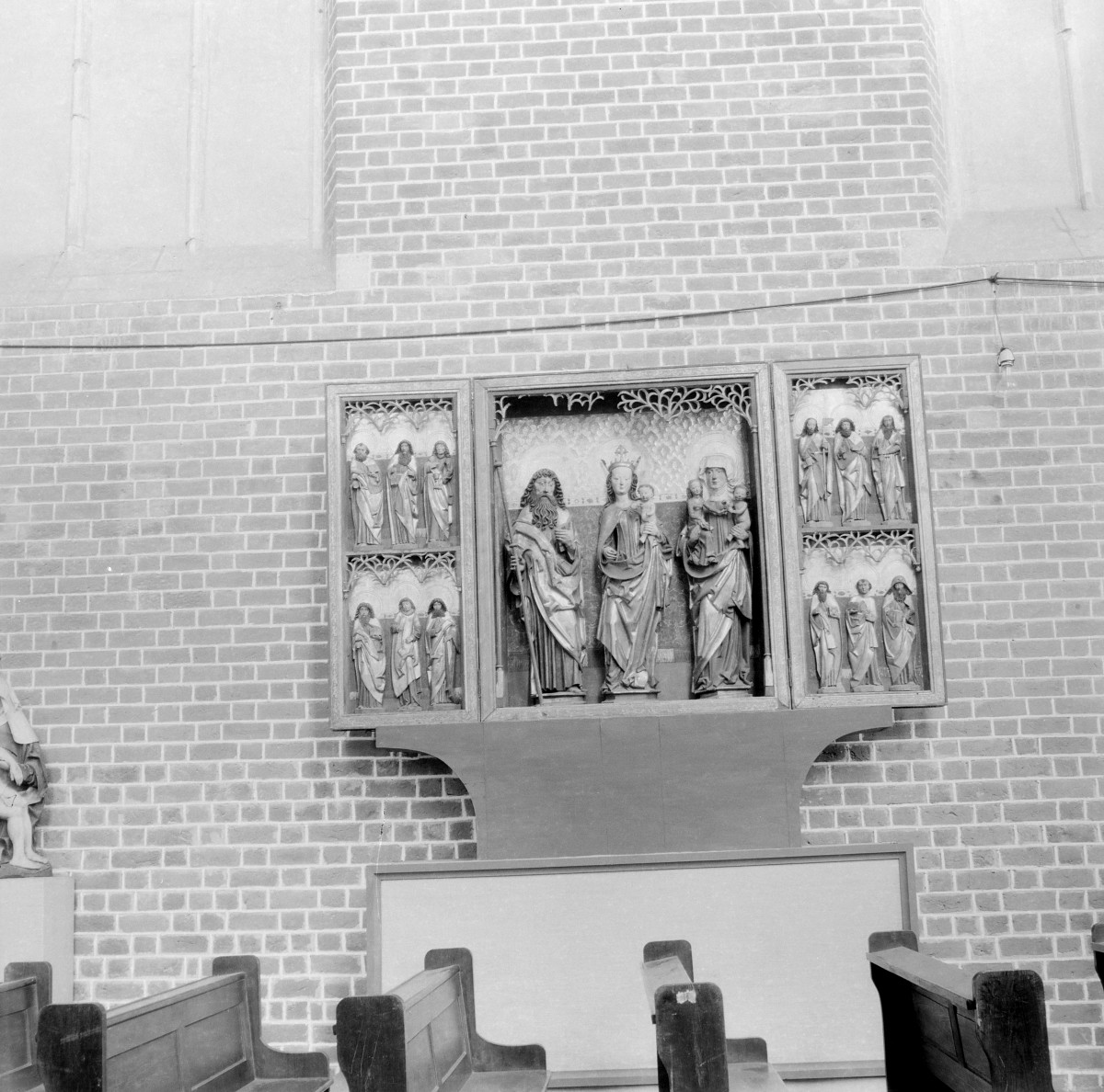 Kolegiata Świętego Krzyża i św. Bartłomieja - wnętrze nawy z tryptykiem., skan 1