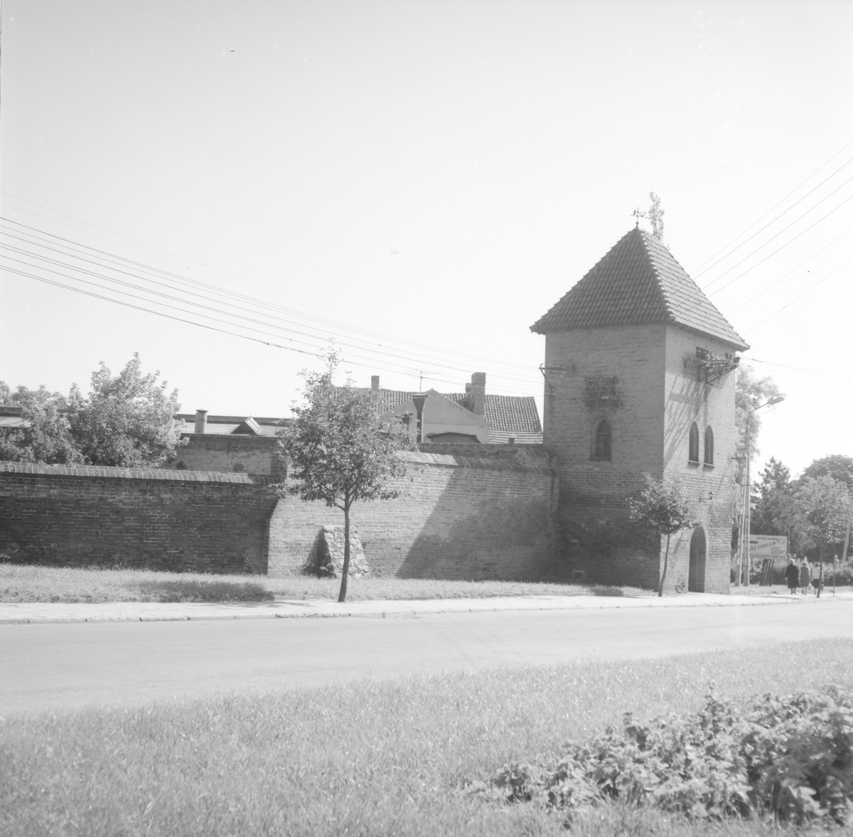 Mury miejskie z basztą Panieńską., skan 1