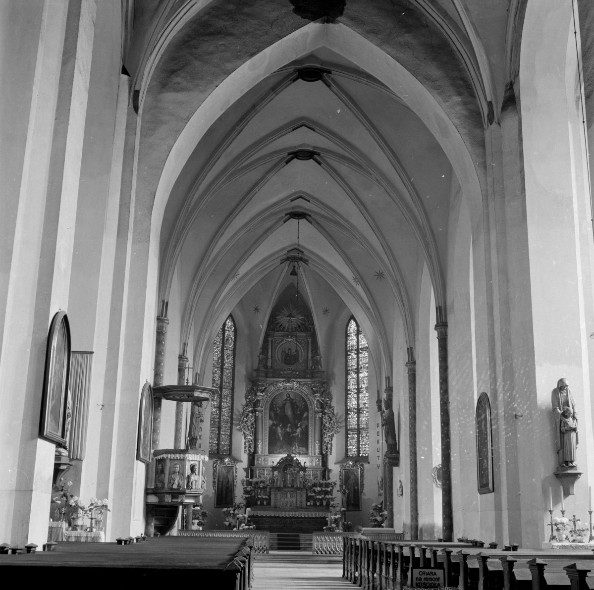Kościół pw. Wniebowzięcia Najświętszej Marii Panny  - wnętrze, nawa główna, skan 1