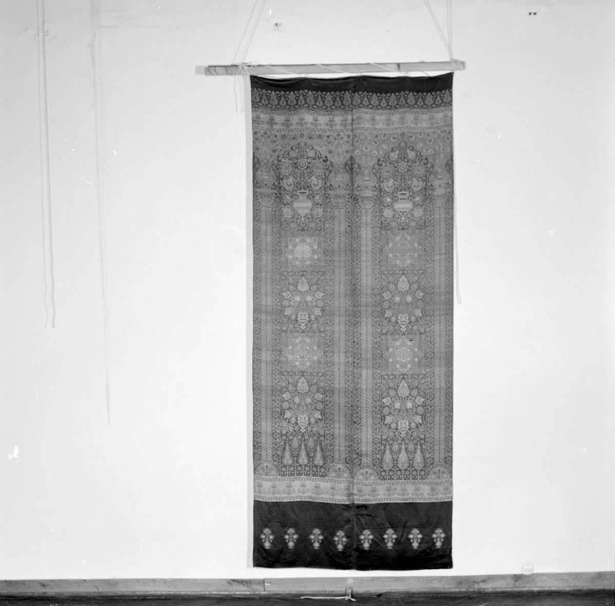 Muzeum Narodowe - Makata. Syria. Tkanina dwuosnowowa i wielowątkowa. Splot atłasowy, skan 1
