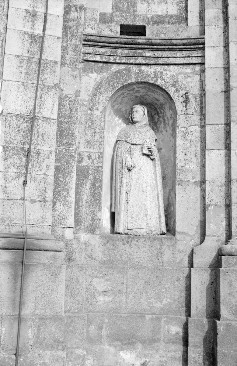 Kościół klasztorny - rzeźba w fasadzie zach., skan 1