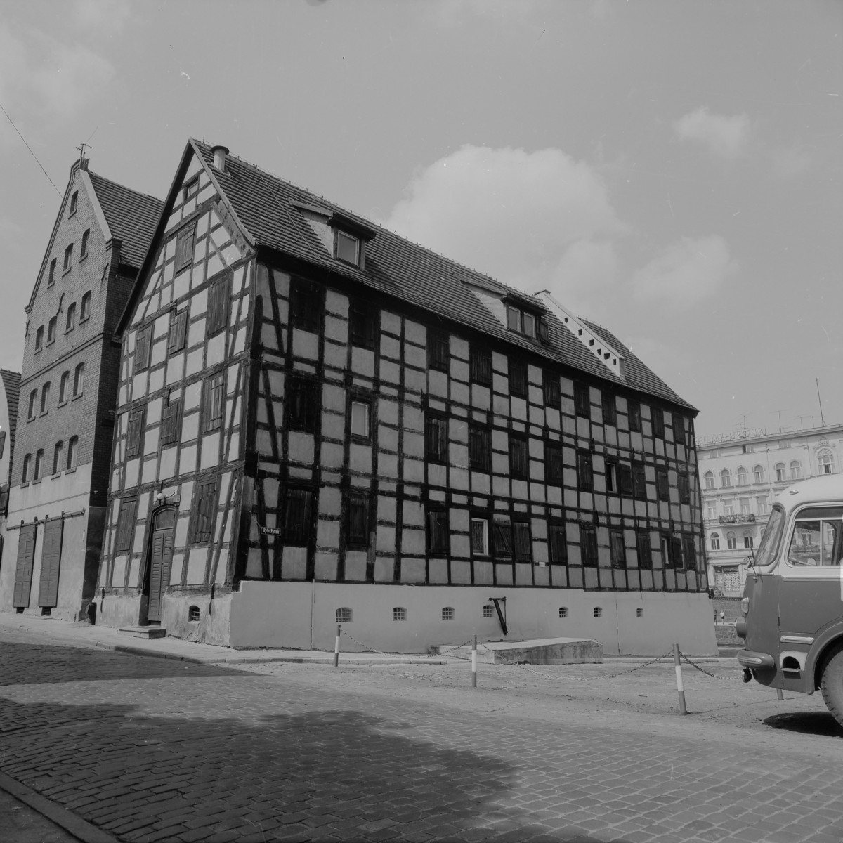 Spichlerze - elewacja szachulcowa, widok ogólny, skan 1