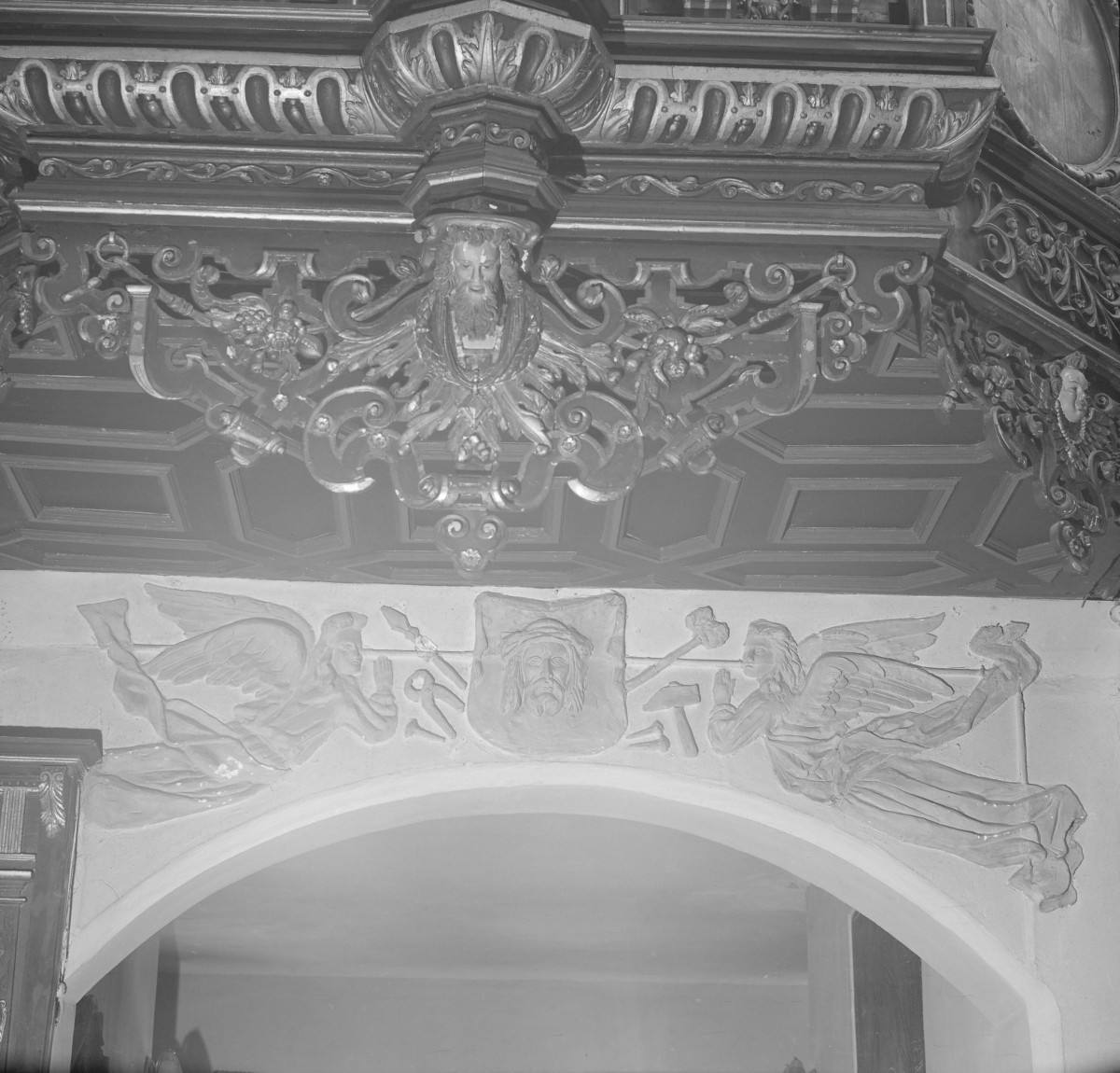 Kościół św. Jan Chrzciciela i św. Jana Ewangelisty - wnętrz kościoła górnego: fragment empory organów, detale., skan 1