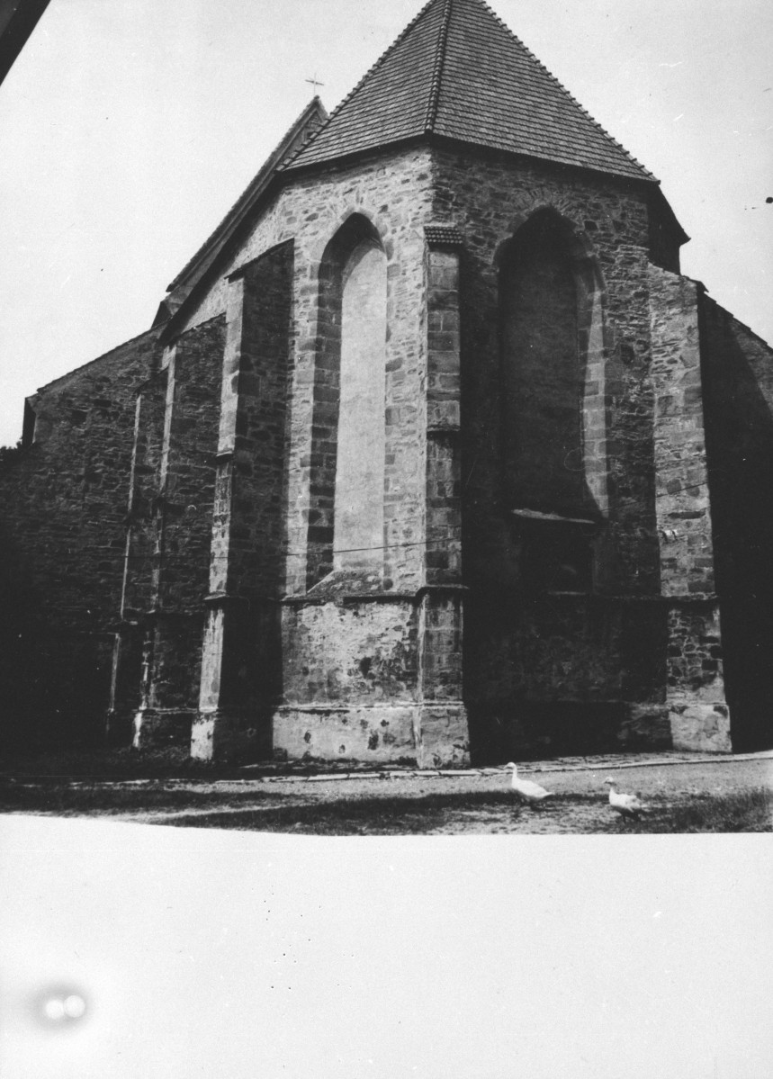 kościół pw. Niepokalanego Poczęcia Najświętszej Maryi Panny i Bożego Ciała - elewacja wschodnia - prezbiterium, skan 1