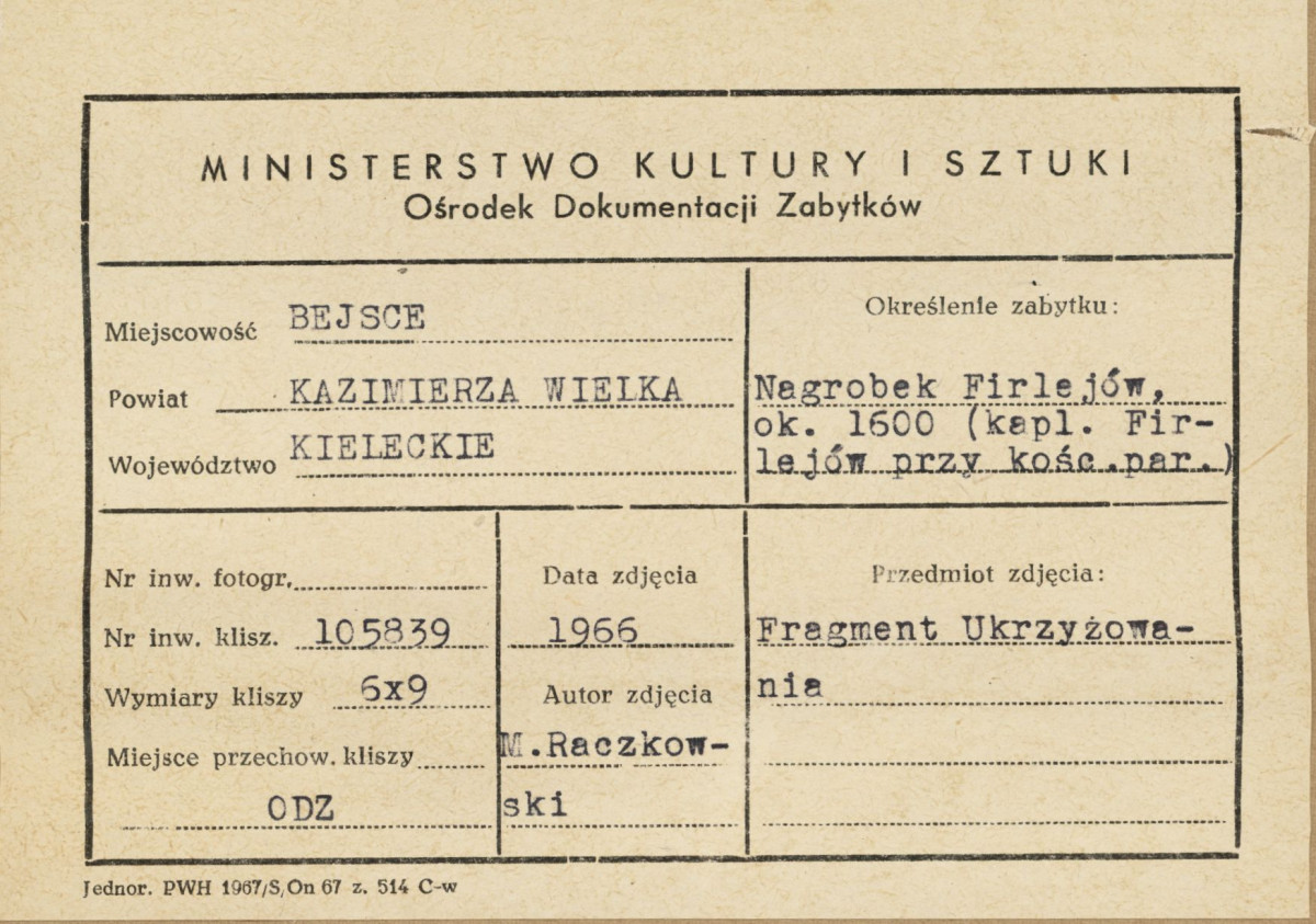 Kaplica Firlejów - nagrobek Firlejów - rzeźba u podstawy krucyfiksu - metryczka, skan 1