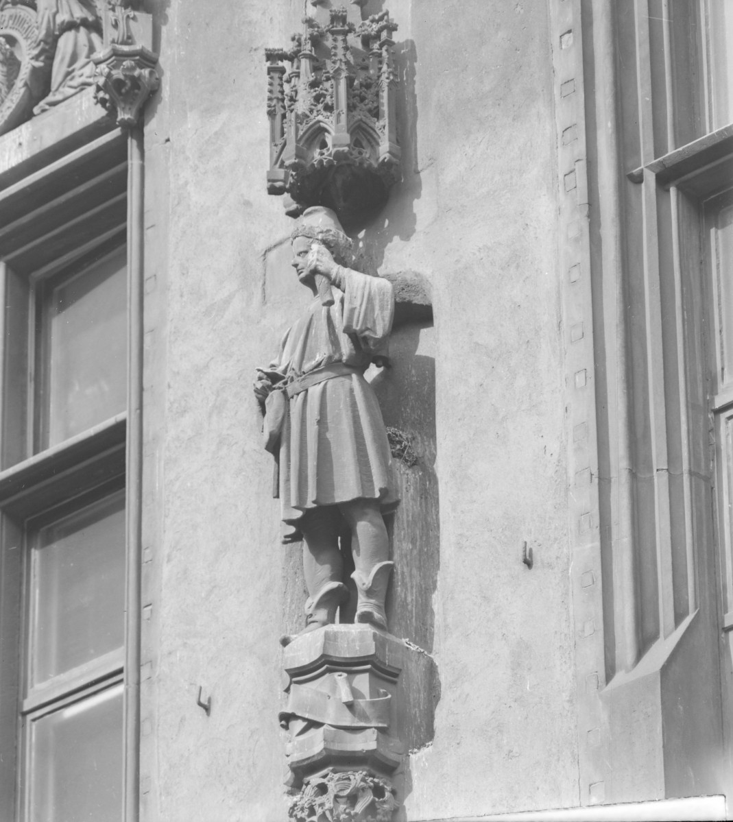 Ratusz - elewacja południowa, rzeźba figura na elewacji, skan 1