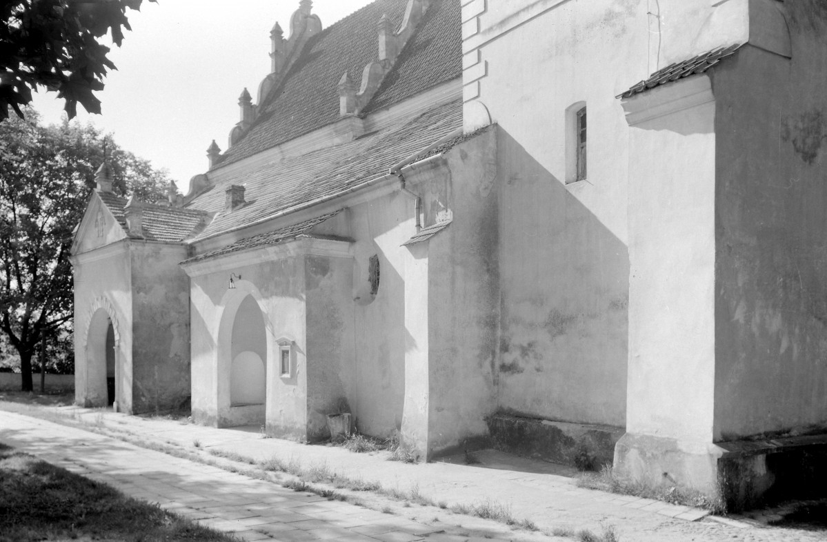 Kościół św. Stanisława Biskupa i Męczennika i św. Małgorzaty - kruchta w elewacji., skan 1