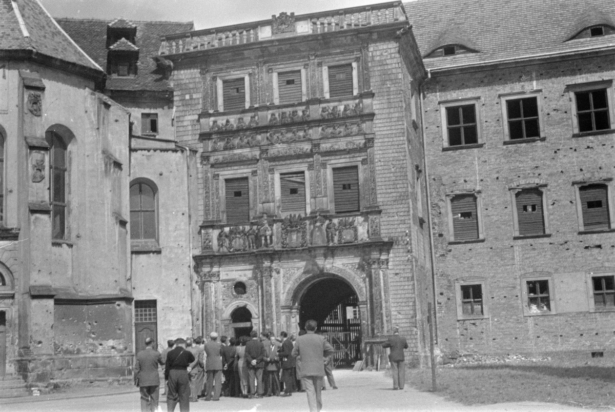 Siedziba Piastów Śląskich - elewacja frontowa, skan 1