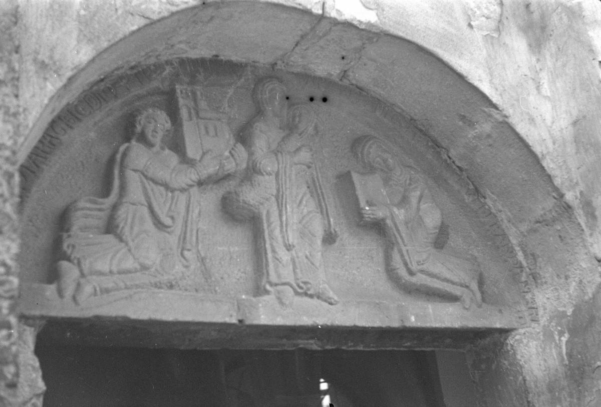 kościół św. Trójcy - portal tympanon w kaplicy św.  Barbary, skan 1