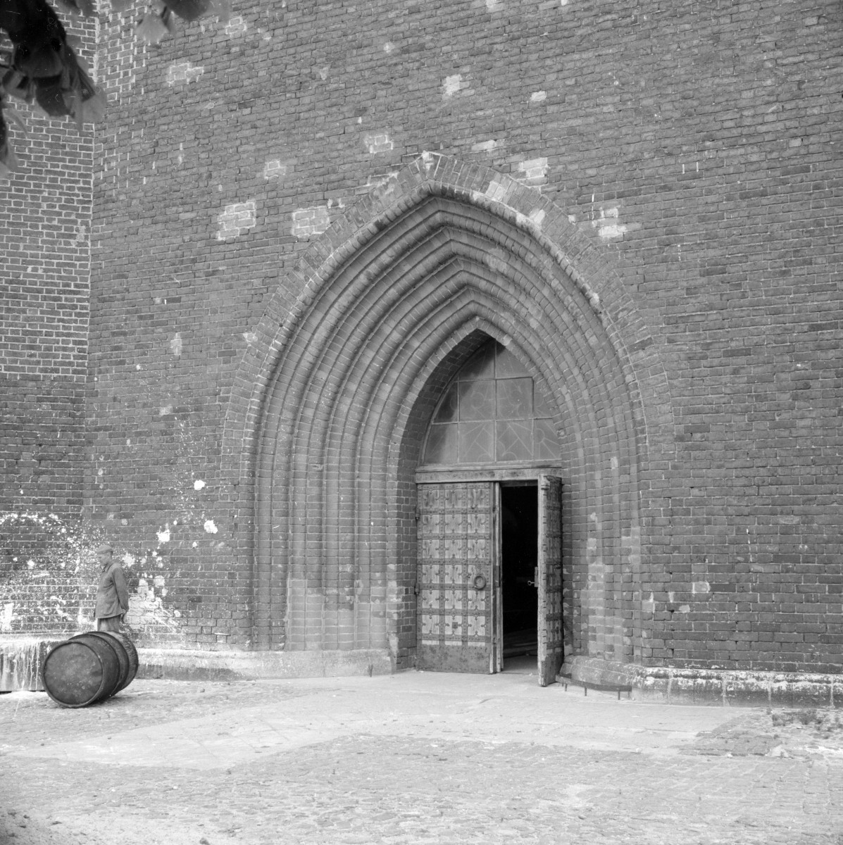 kościół rzymskokatolicki, ob. katedra pw. św. Mikołaja - elewacja zachodniej wieży, portal, skan 1