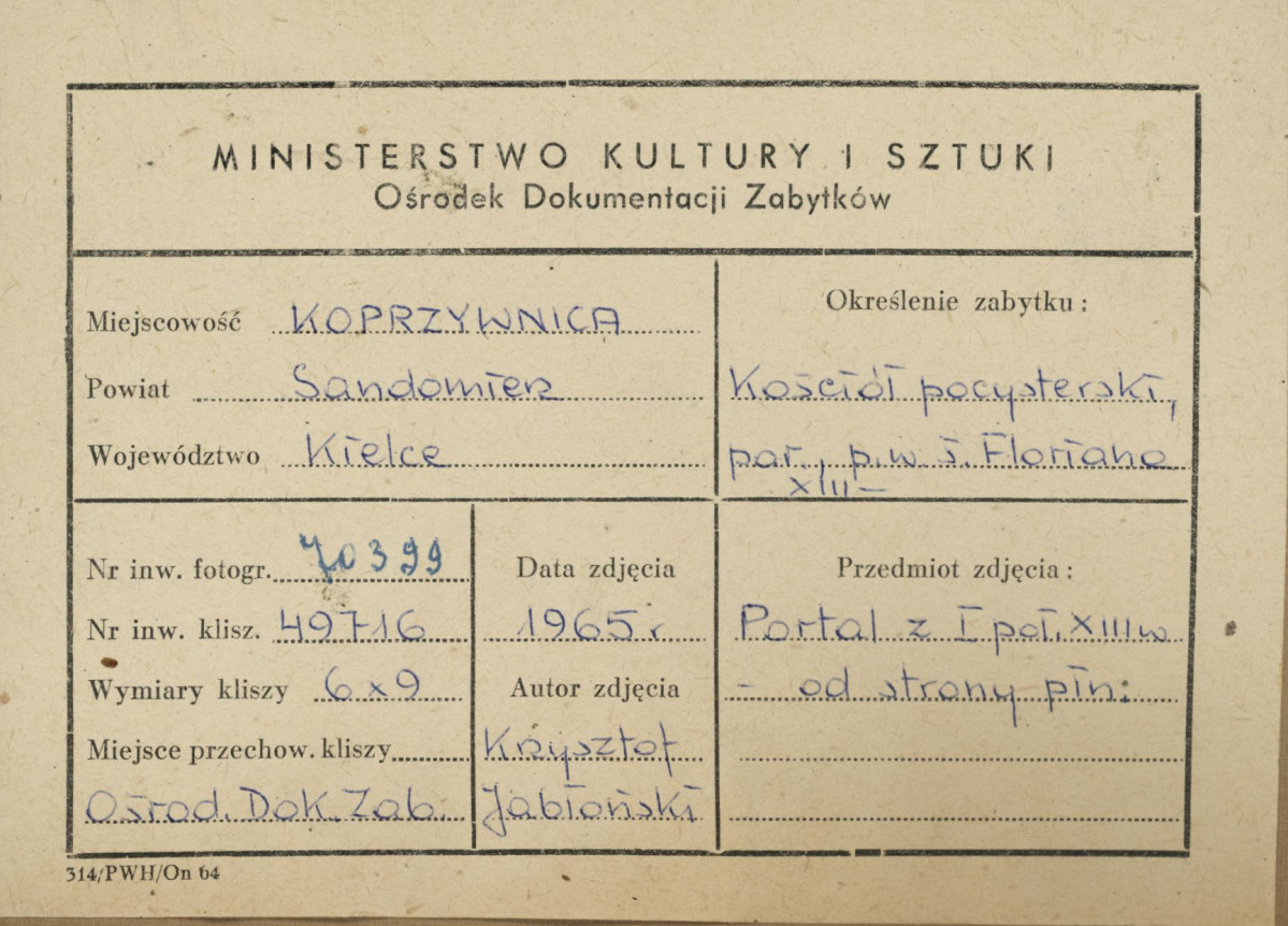 Zespół klasztorny - widok portalu bocznego w płn. elewacji kościoła - metryczka, skan 1