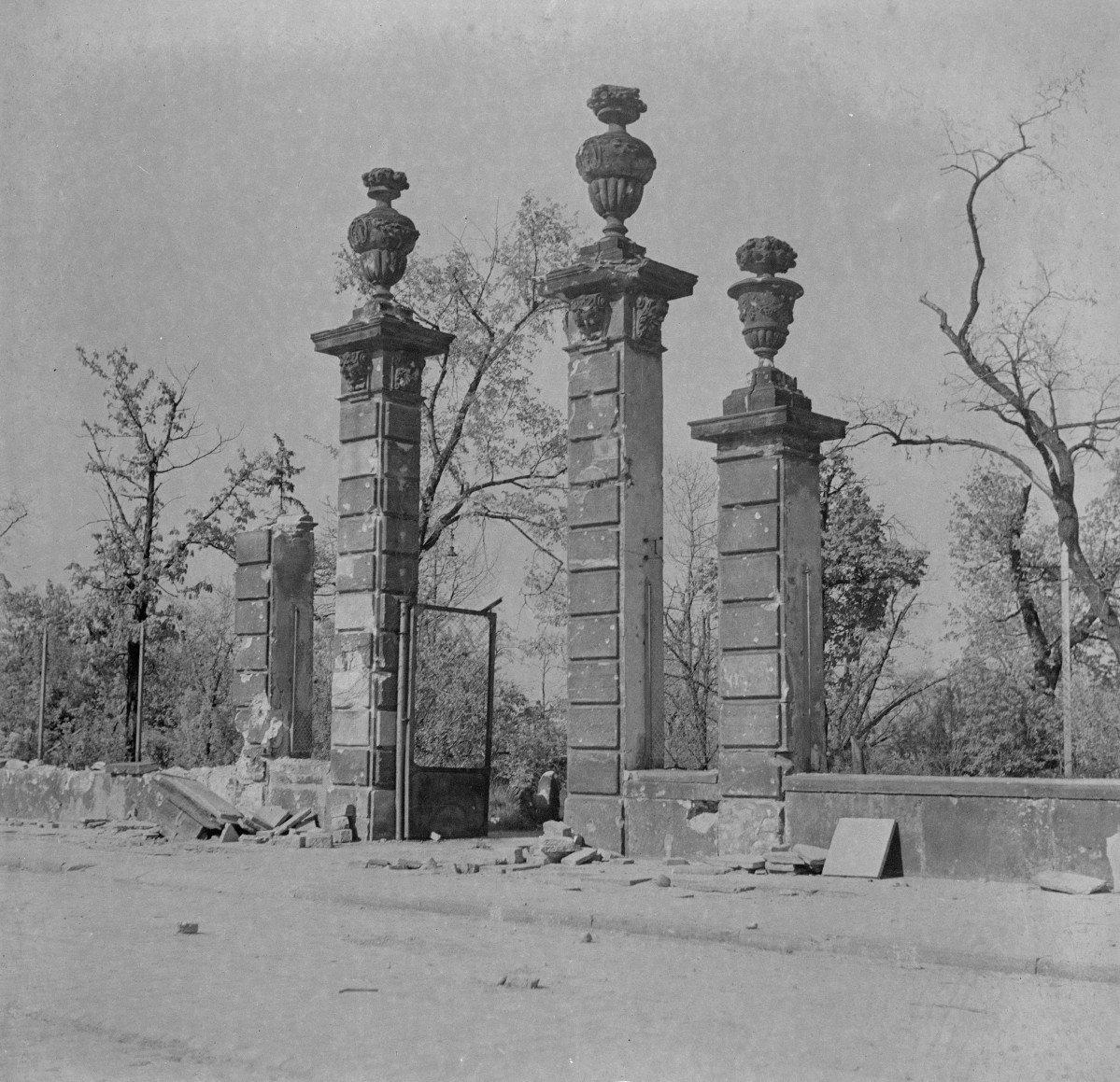 Ogród Krasińskich. Zniszczona barokowa brama wejściowa od strony ul. Stare Nalewki., skan 1