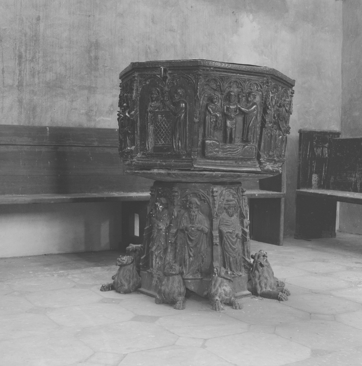 kościół rzymskokatolicki, ob. katedra pw. św. Mikołaja - wnętrze: chrzcielnica, skan 1