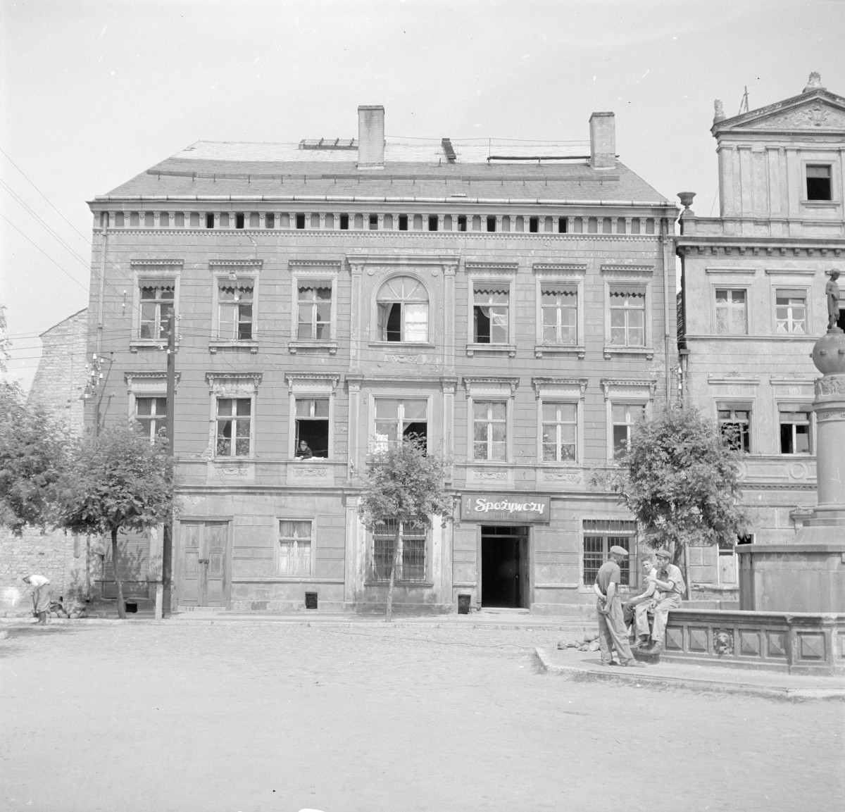 rynek miejski - kamienica - elewacja frontowa, skan 1