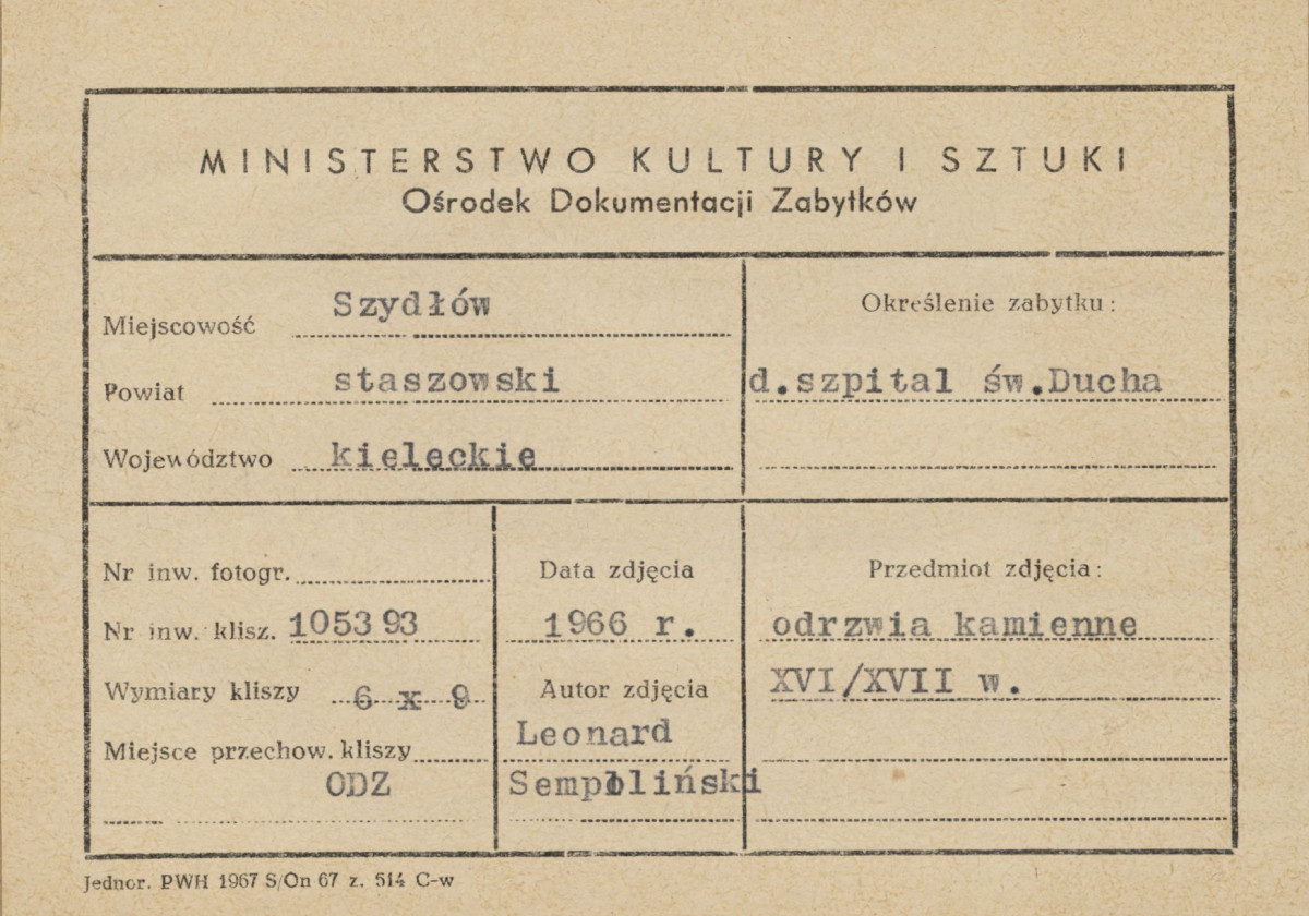 Zespół ruin kościoła i szpitala św. Ducha - widok na portal z kruchty do nawy kościoła - metryczka, skan 1