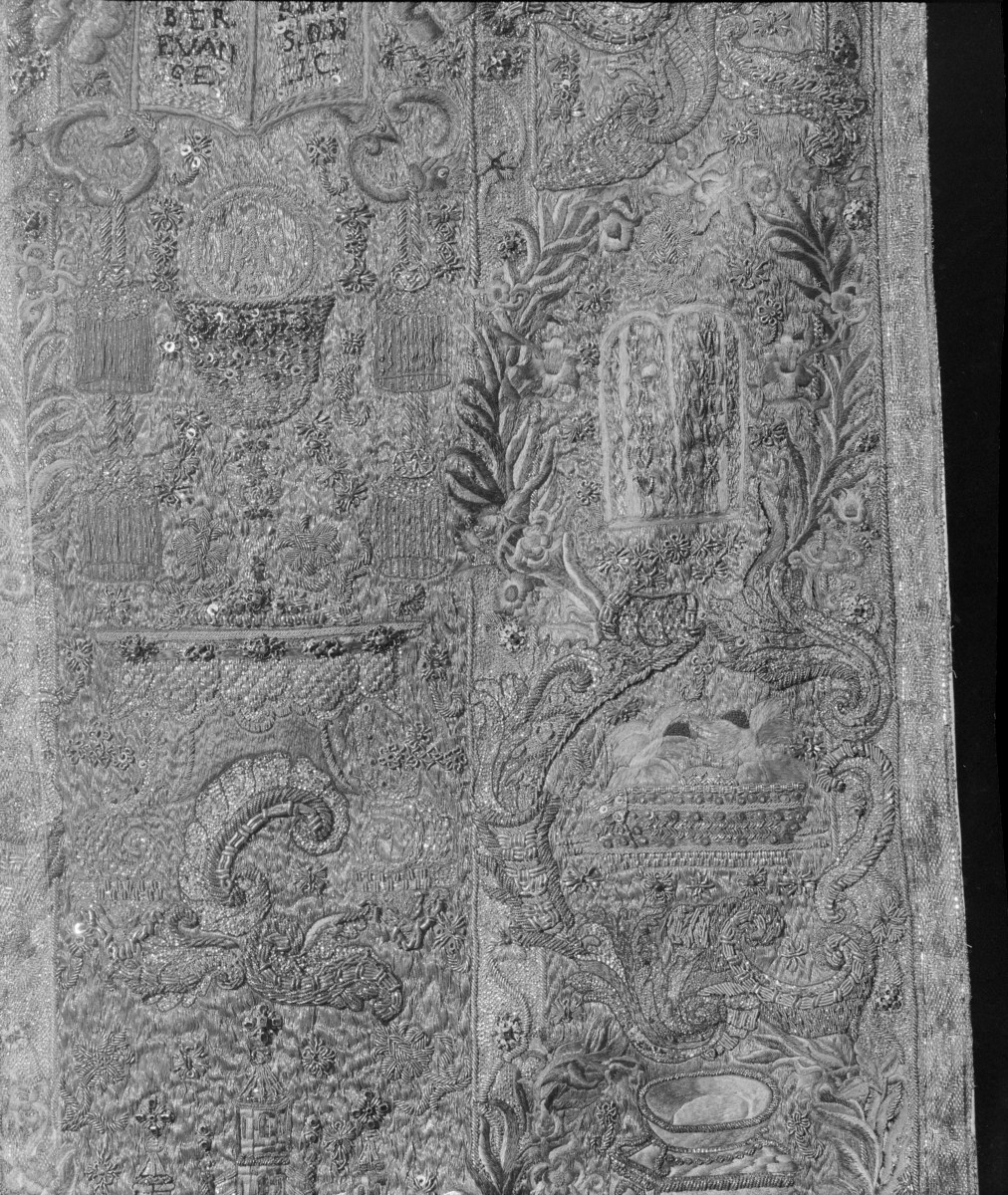 Skarbiec Katedralny - Ornat bp. Górskiego. Fragment tyłu. Detale. Haft dekalogu i arka przymierza., skan 1