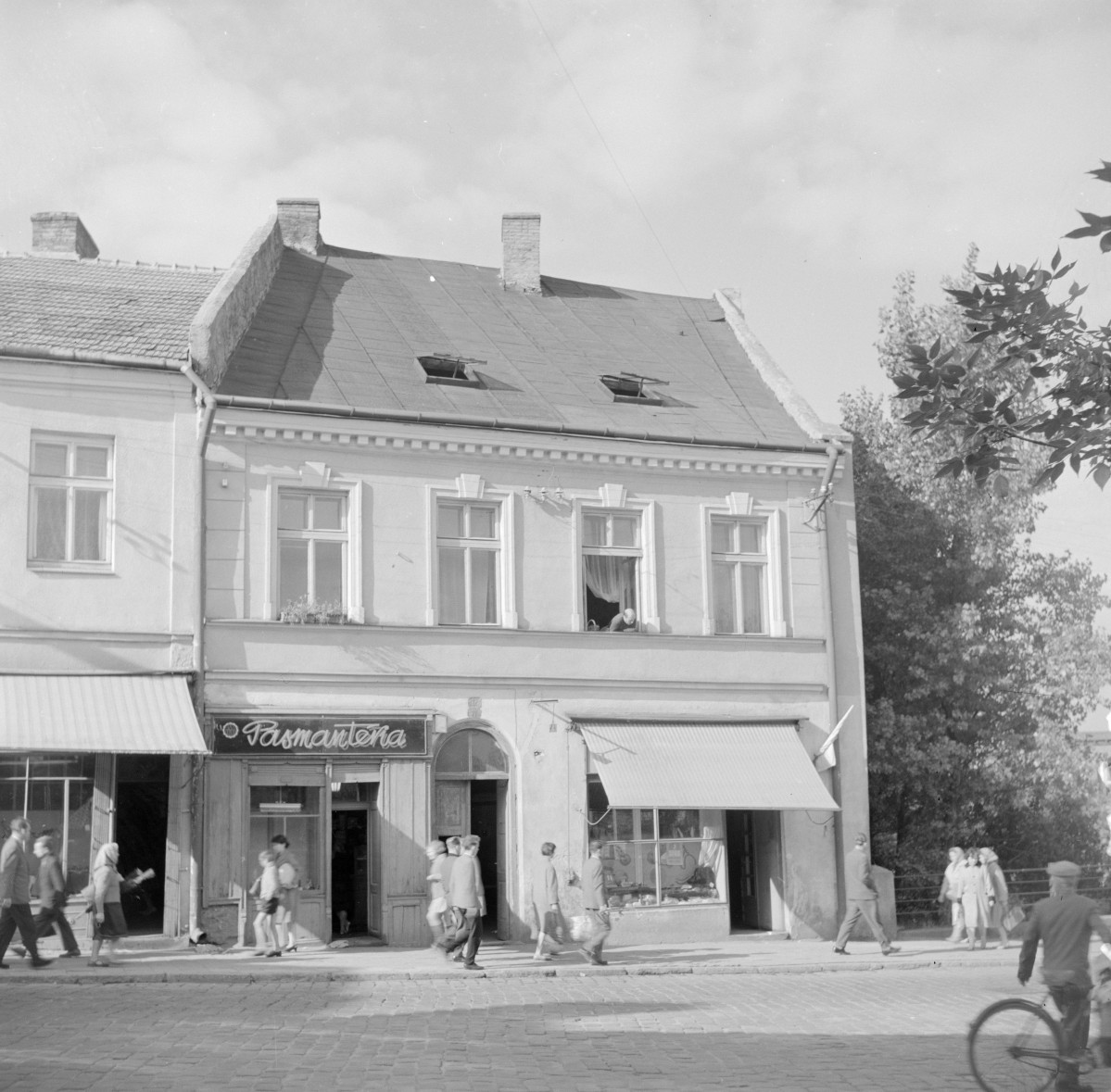 kamienica - elewacja frontowa, sklepy, skan 1