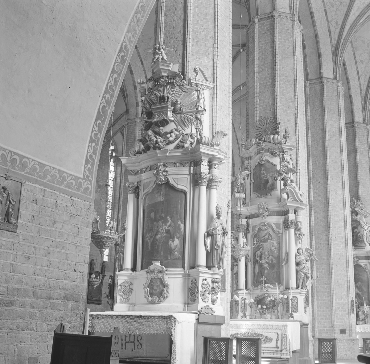 kościół pw. Wniebowzięcia Najświętszej Maryi Panny - wnętrze - nawa główna - ołtarz boczny, skan 1