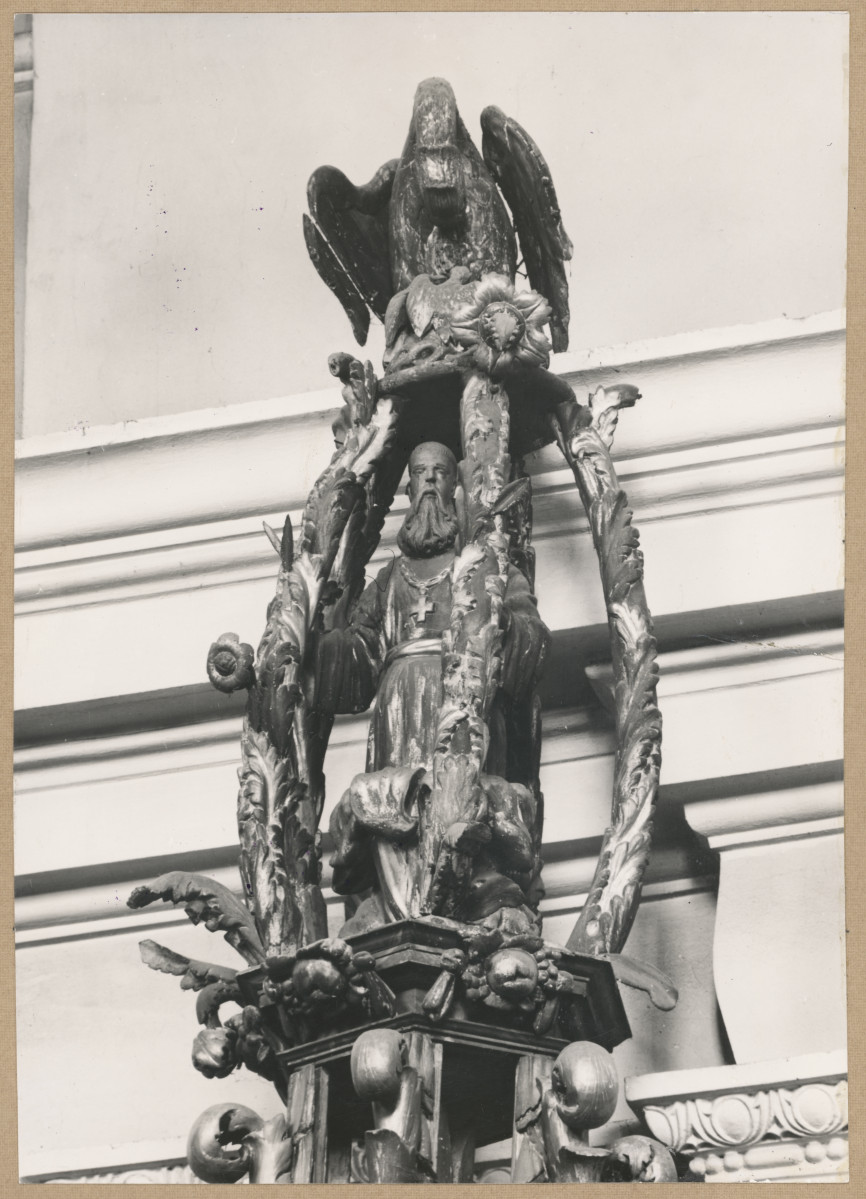 Zespół klasztorny ss. Benedyktynek - kościół, wnętrze, widok na zwieńczenie baldachimu ambony , skan 1