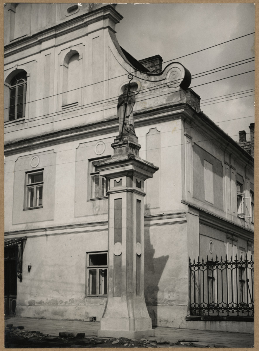 Zespół klasztorny ss. Benedyktynek -  widok na figurę św. Benedykta przed  budynkiem furty klasztornej , skan 1