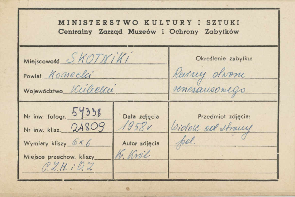 Dwór - widok ogólny ruin przed odbudową - metryczka, skan 1