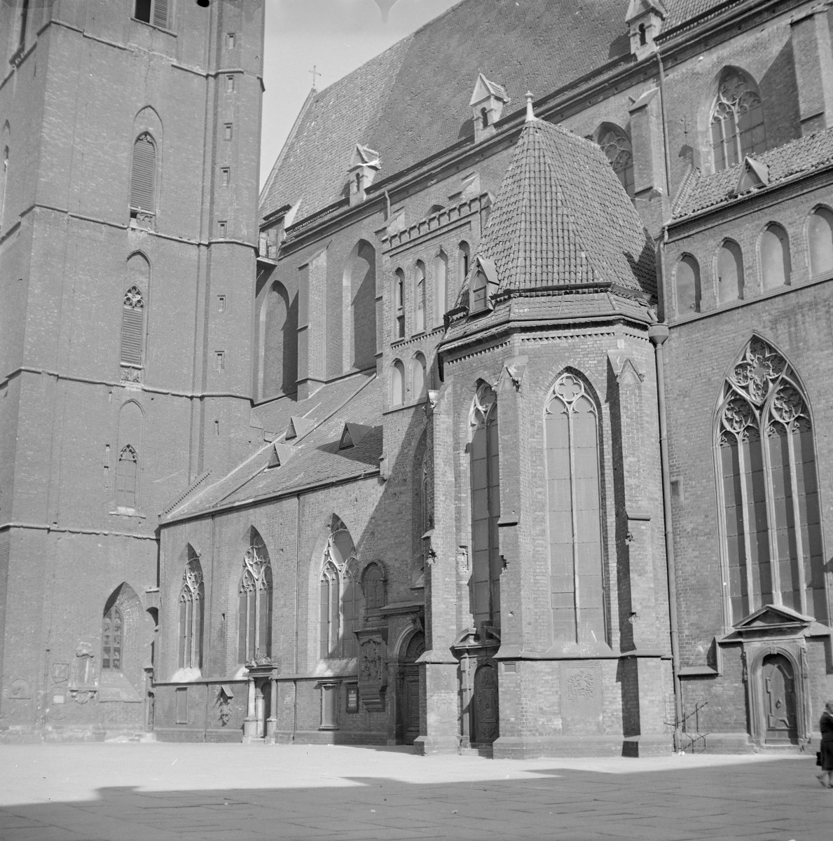 kościół parafialny, ob. garnizonowy pw. św. Elżbiety - elewacja południowa, skan 1