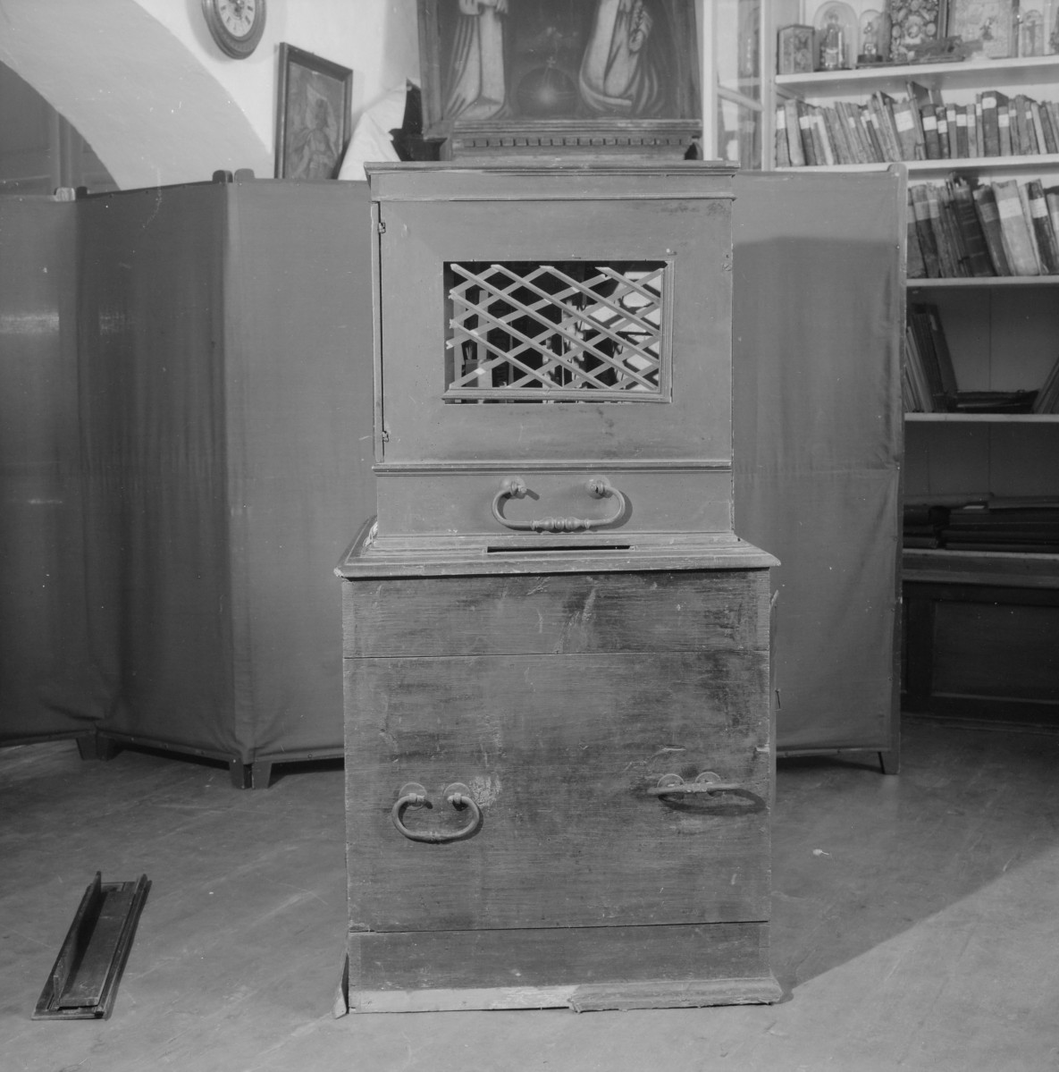 Klasztor ss. Klarysek - większy pozytyw szkatulny, detale obudowy, widok z boku , skan 1