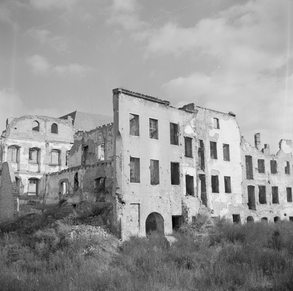 kamienice - elewacje, zniszczenia, ruiny, skan 1