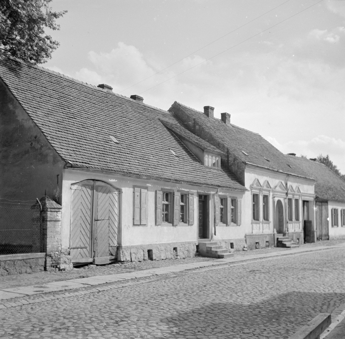 zabudowa miejska, domy - elewacje frontowe, skan 1
