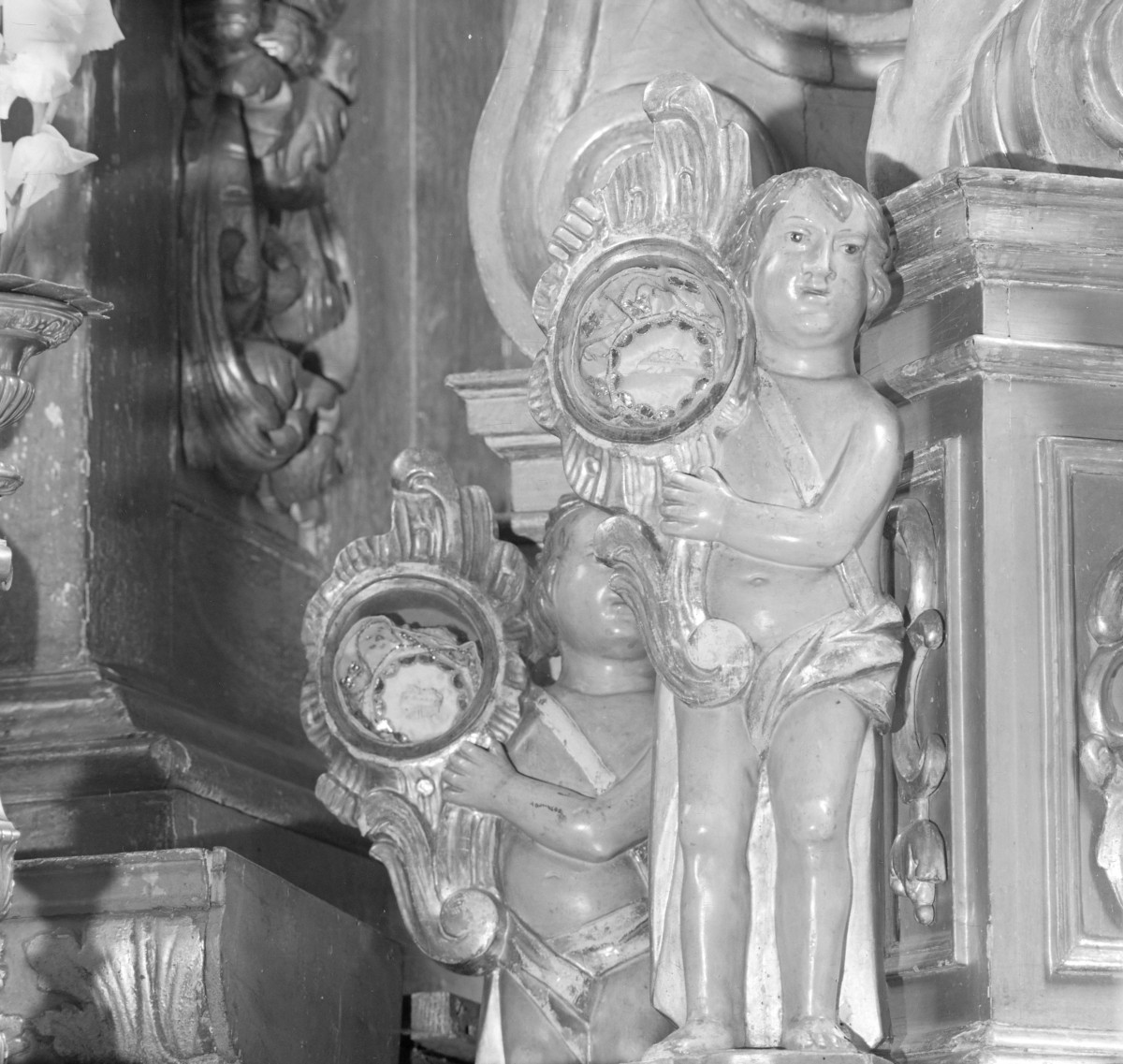 Kościół Wniebowzięcia Najświętszej Maryi Panny - wnętrze. Rzeźby aniołów z relikwiarzem na ołtarzu głównym., skan 1