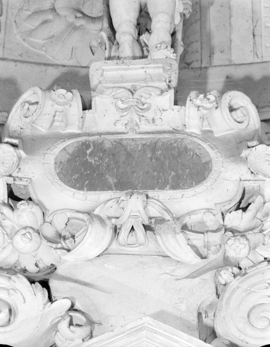 kościół pw. św. Mikołaja - Kaplica Firlejów - wnętrze - nagrobek Firlejów - pole dolne środkowe - fragment dekoracji kartusz z inskrypcjami, skan 1