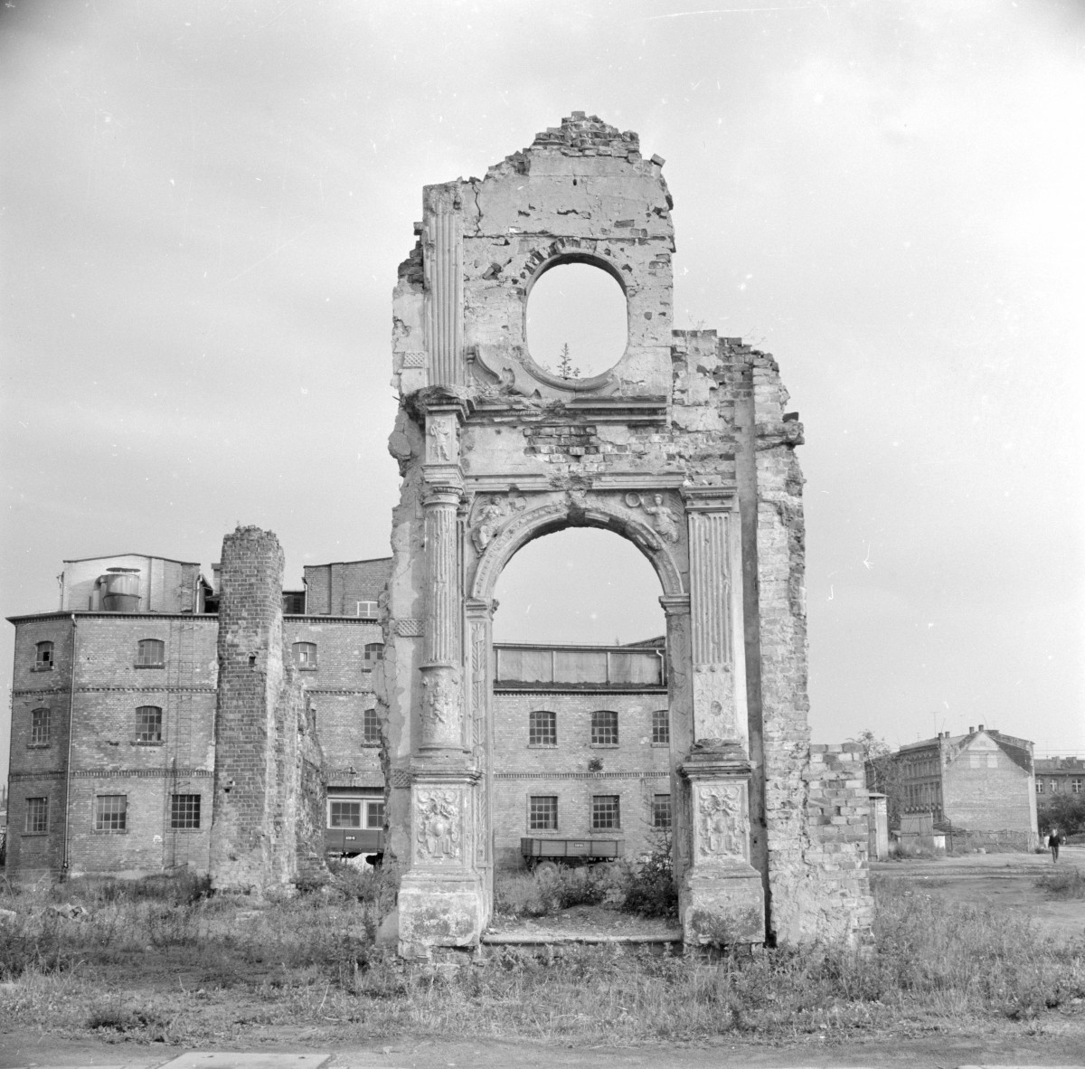 kamienica - elewacja fragment, portal, ruina, skan 1