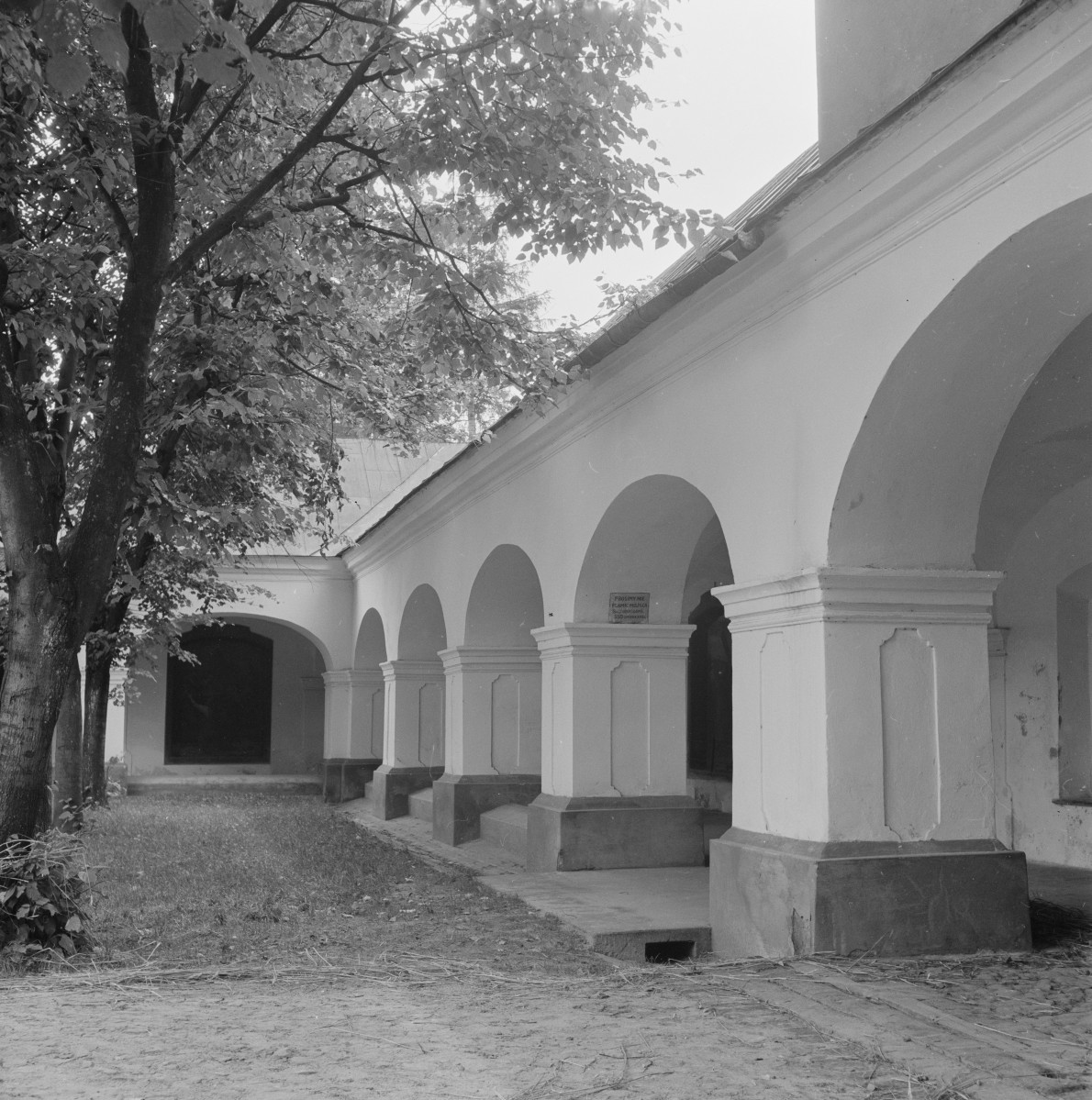 klasztor dominikanów - elewacja od dziedzińca, krużganki, skan 1