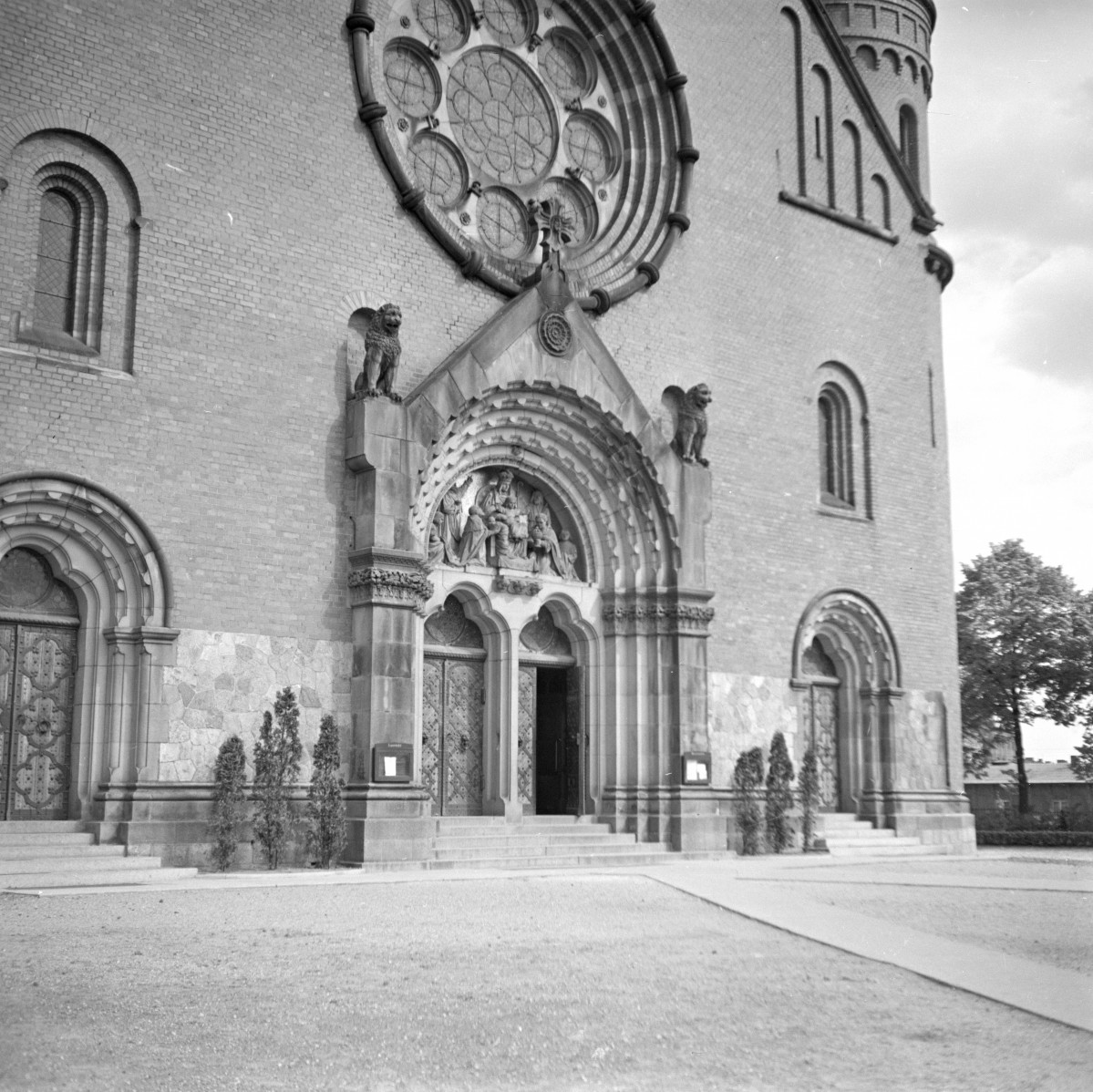 kościół parafialny pw. Zwiastowania Najświętszej Marii Panny, tzw. "Nowy" - portal główny, skan 1