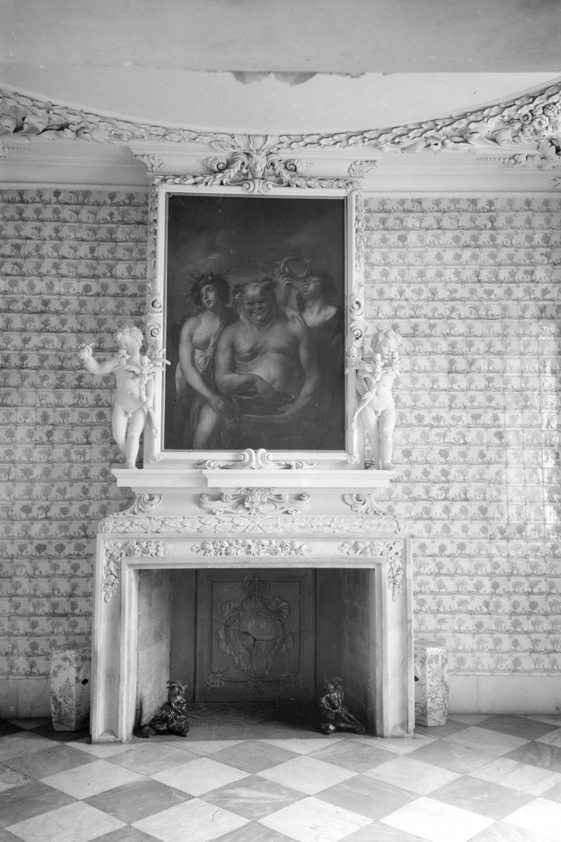 łazienki - pałac Królewski - wnętrze, sala Bachusa, kominek, skan 1