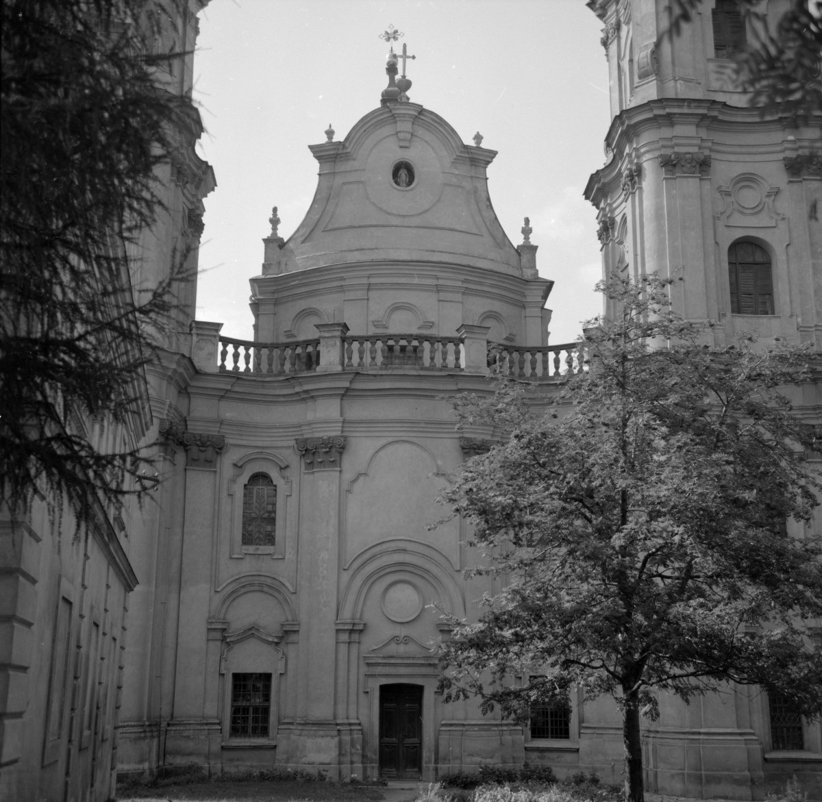 bazylika Matki Bożej Bolesnej - elewacja wschodnia część środkowa, skan 1