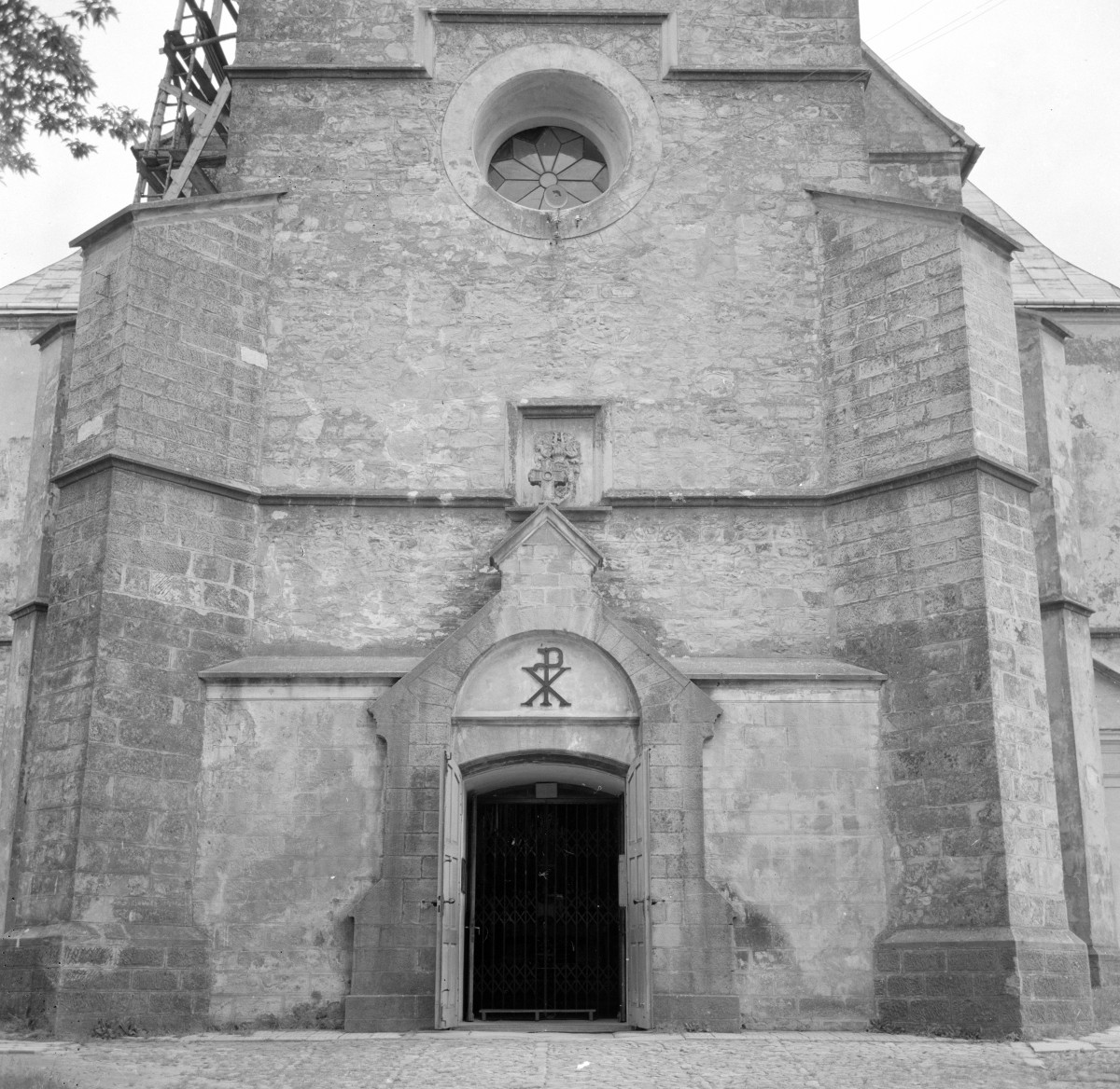 kościół N.M.P - elewacja wieży, część dolna portal, skan 1