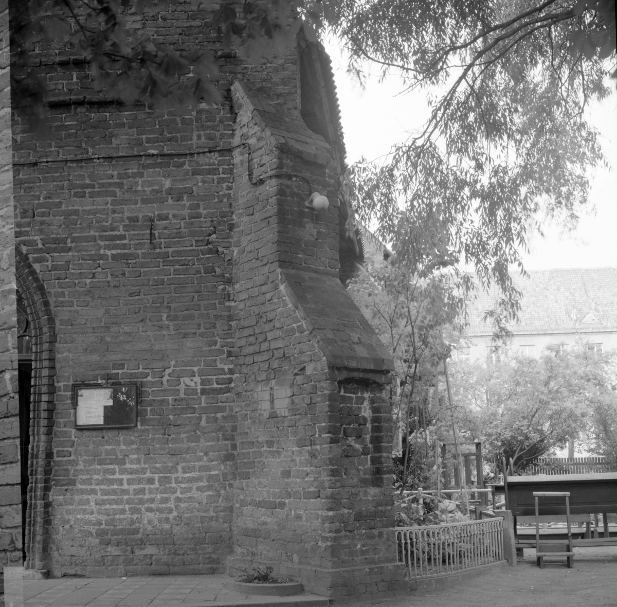 kościół szpitalny, ob. parafialny pw. św. Jerzego - elewacja południowo-zachodnia - fragment, skan 1