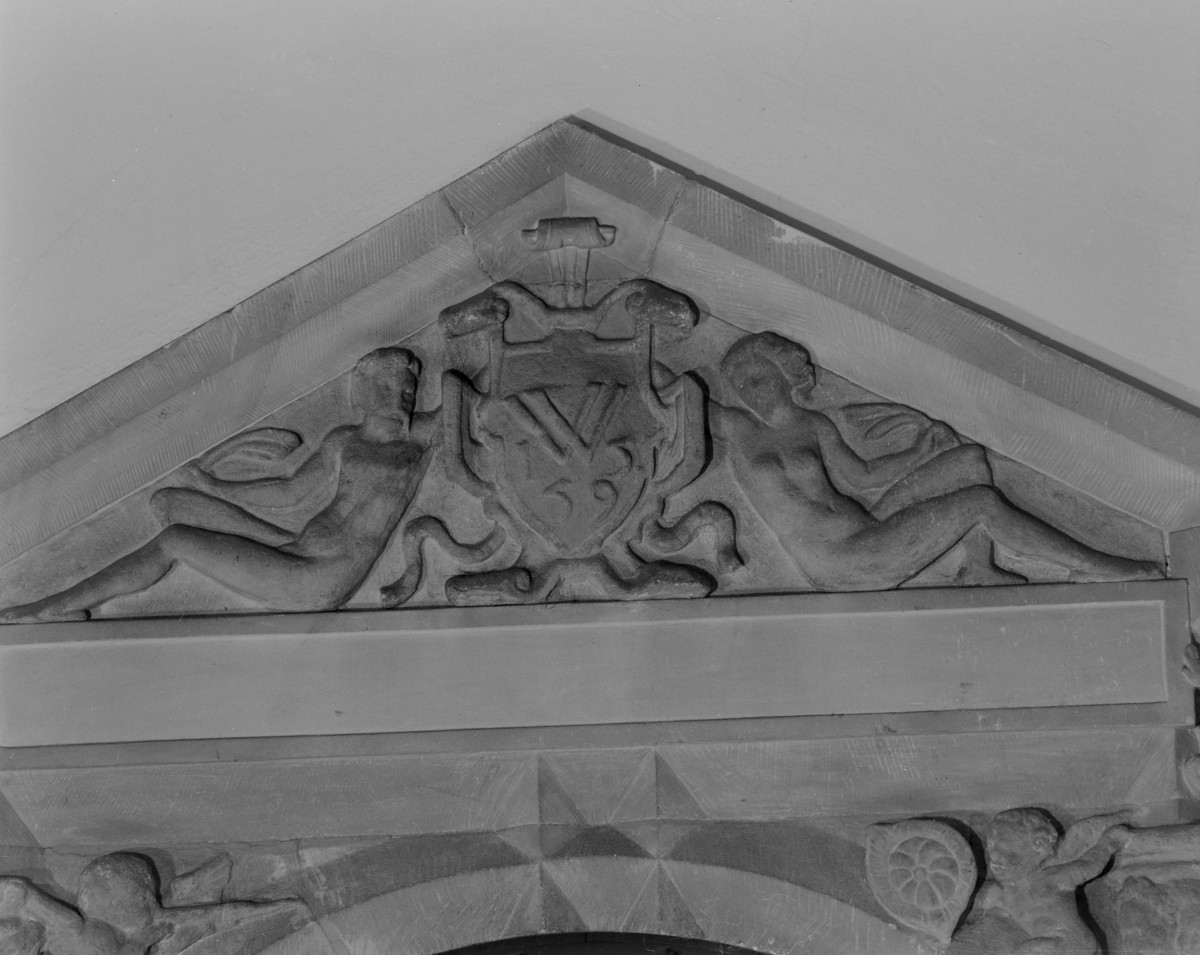 Stary Ratusz - wnętrze: tympanon portalu, skan 1