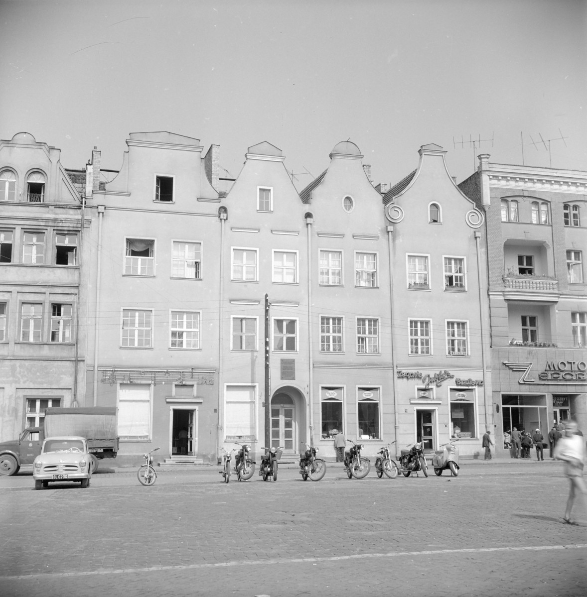 Pierzeja rynku - elewacje, sklepy oraz mieszkańcy, skan 1